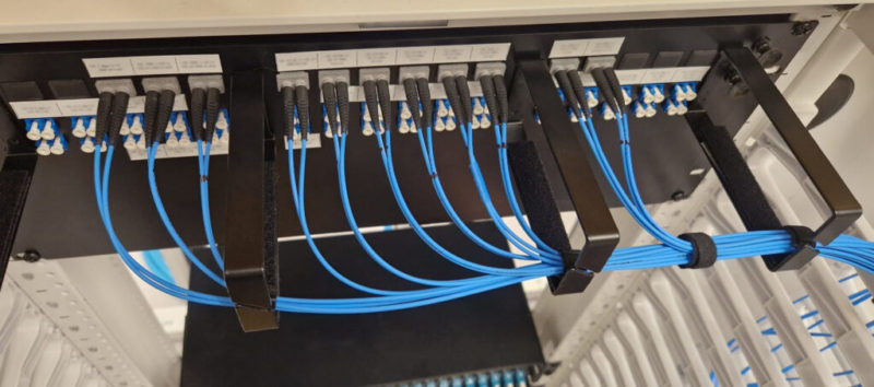 微軟宣布 Micro LED、中空光纖技術，冀提升 AIDC 效能