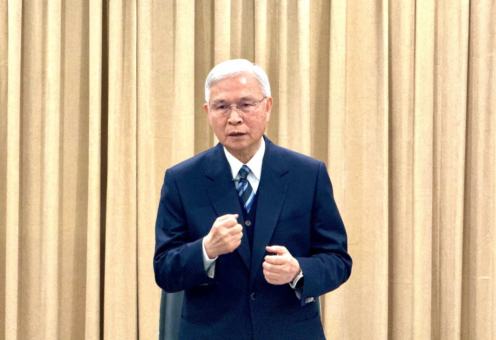 央行總裁雖然選擇「走自己的路」,但要確認沒有走錯路