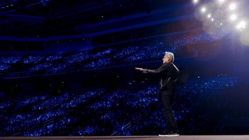 黃仁勳籲科技領袖避免讓民眾恐懼 AI，罕見談台灣敏感議題