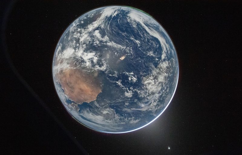 阿提米絲二號前進月球，首批震撼美照傳回地球