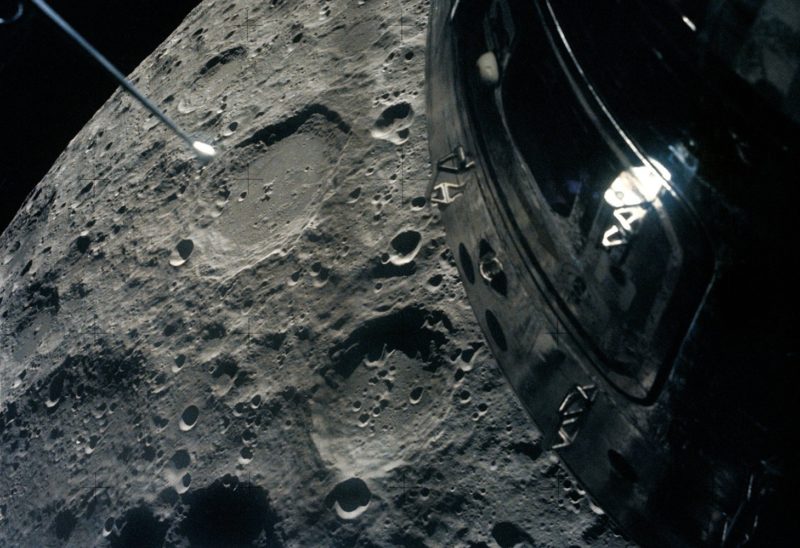 阿提米絲二號近距直擊月球背面，隕石坑命名「卡洛爾」有洋蔥