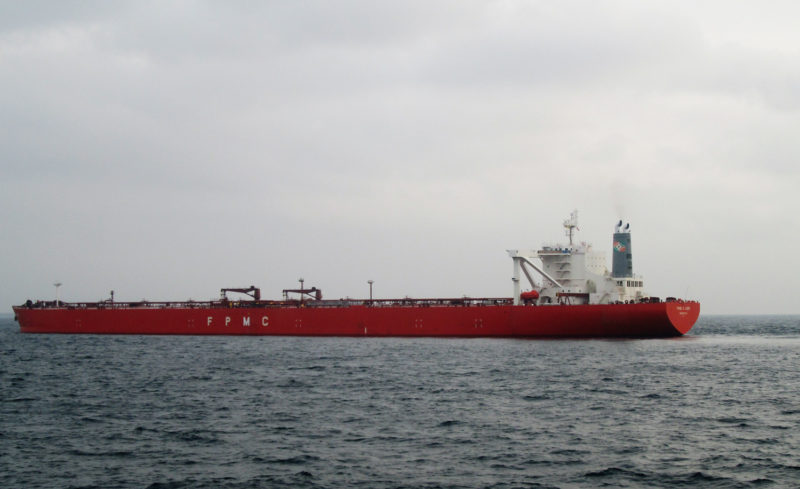 載運 200 萬桶原油駛向台灣，君善輪通過荷莫茲海峽