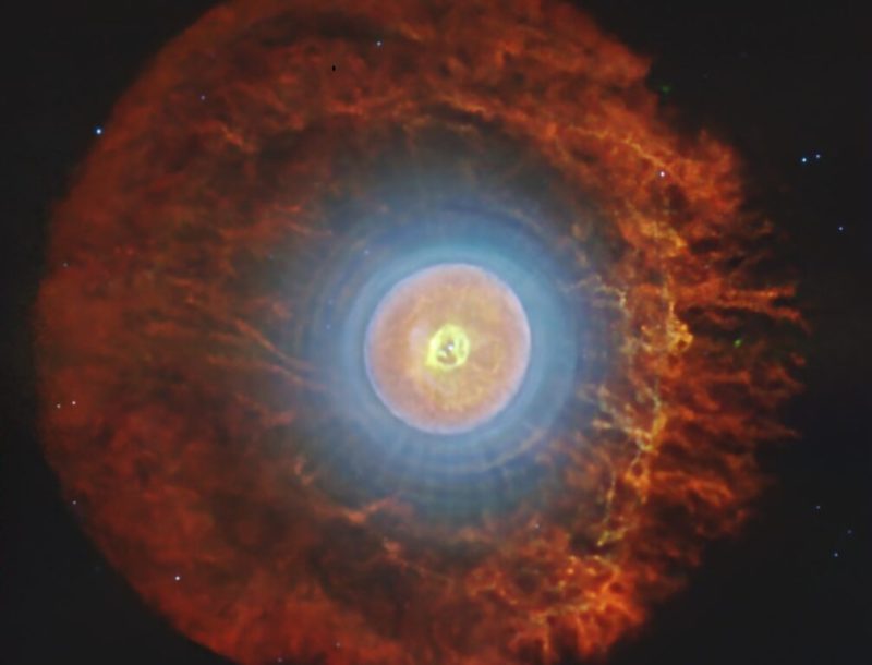 韋伯望遠鏡重探巴克球的 Tc 1 星雲，發現無法解釋「倒立問號」結構