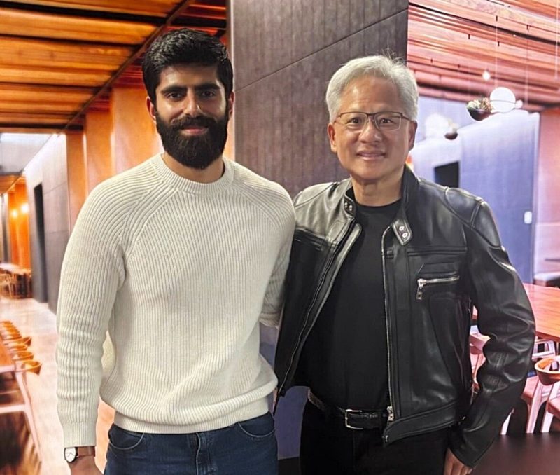 晶片是毀滅美國的「濃縮鈾」嗎？黃仁勳與 Z 世代戰神的五大激辯，揭開 AI 繁榮背後的冷戰陰影