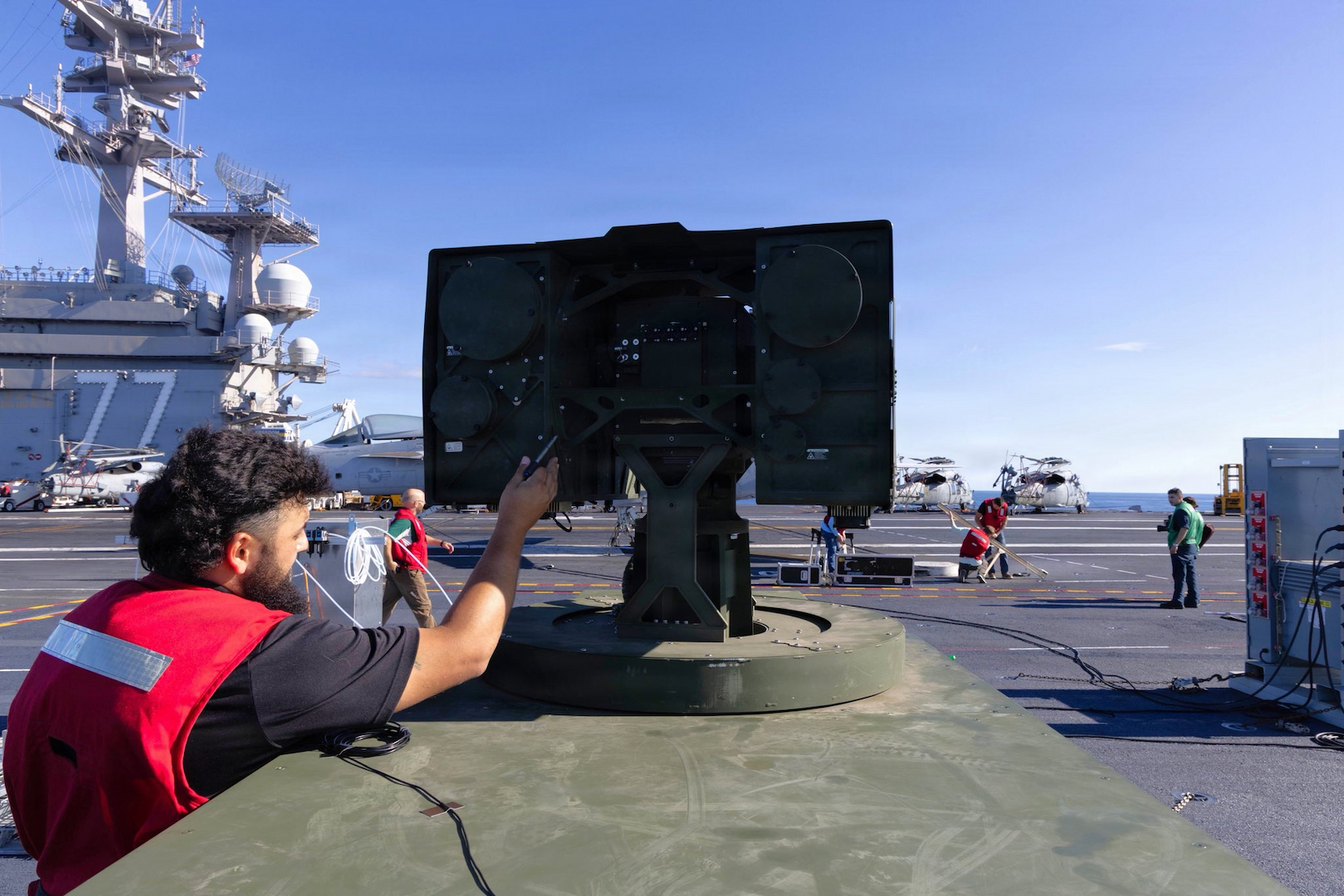 應對無人機蜂群威脅，美軍布希號航艦成功測試LOCUST 雷射武器系統
