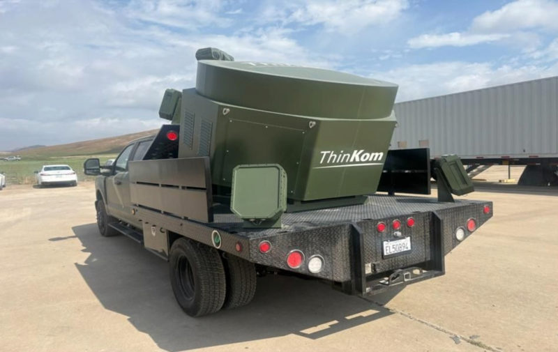 衛星通訊大廠跨界，ThinKom 推出皮卡車載反無人機微波武器