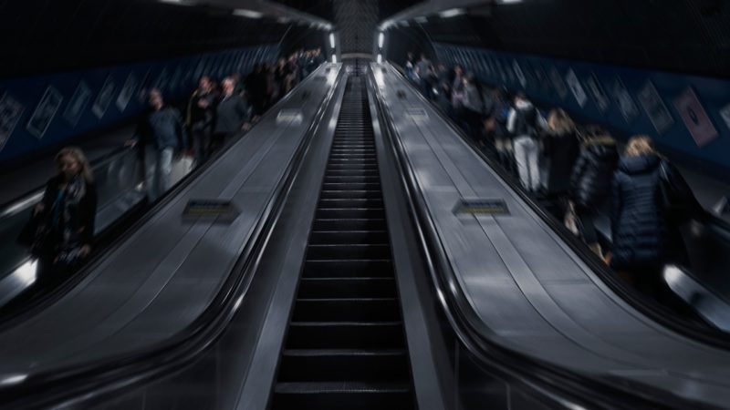 電扶梯適合兩側站立不建議行走！通力電梯揭「玩命行為」三大關鍵