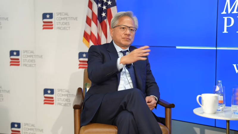 AI 會消滅白領？黃仁勳批：那只是老闆的「上帝情結」又犯了！