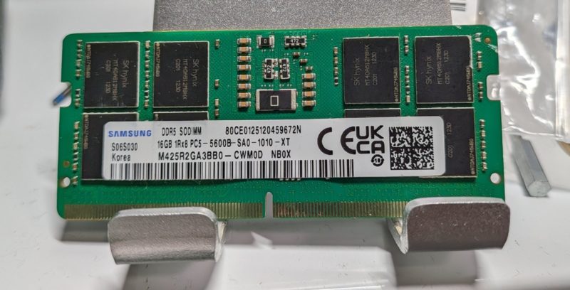 DDR5 價格飆漲引發詐騙潮，買家拆解驚見「玻璃纖維」假晶片