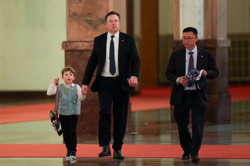 馬斯克帶兒「X」訪中搶盡鋒頭，揭密超狂名字背後的科技浪漫