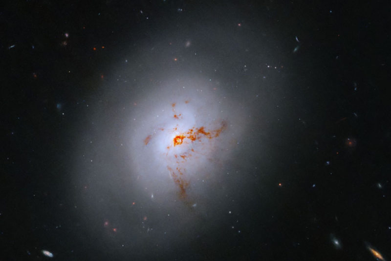 NGC 1266 星系合併喚醒黑洞，吞噬新星誕生契機