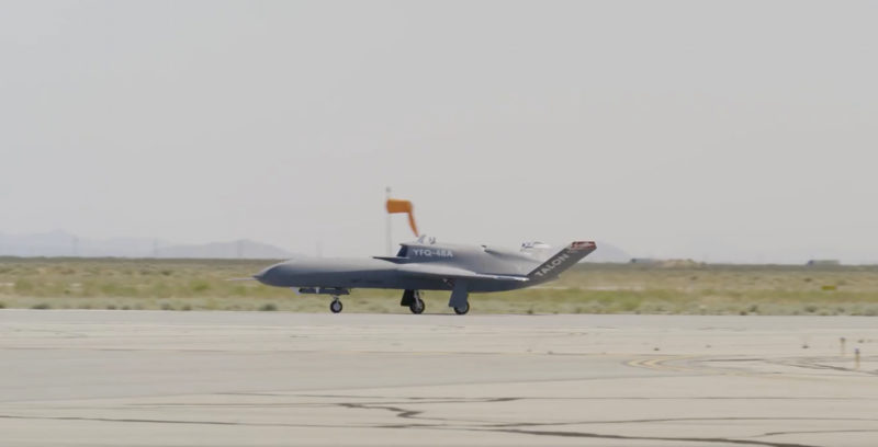 無人僚機競爭白熱化，諾格 YFQ-48A「蒼藍鷹爪」完成自動滑行測試