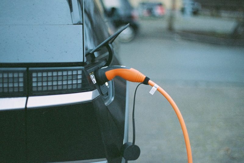 德國重啟電動車補貼，荷莫茲海峽危機推動市場轉向