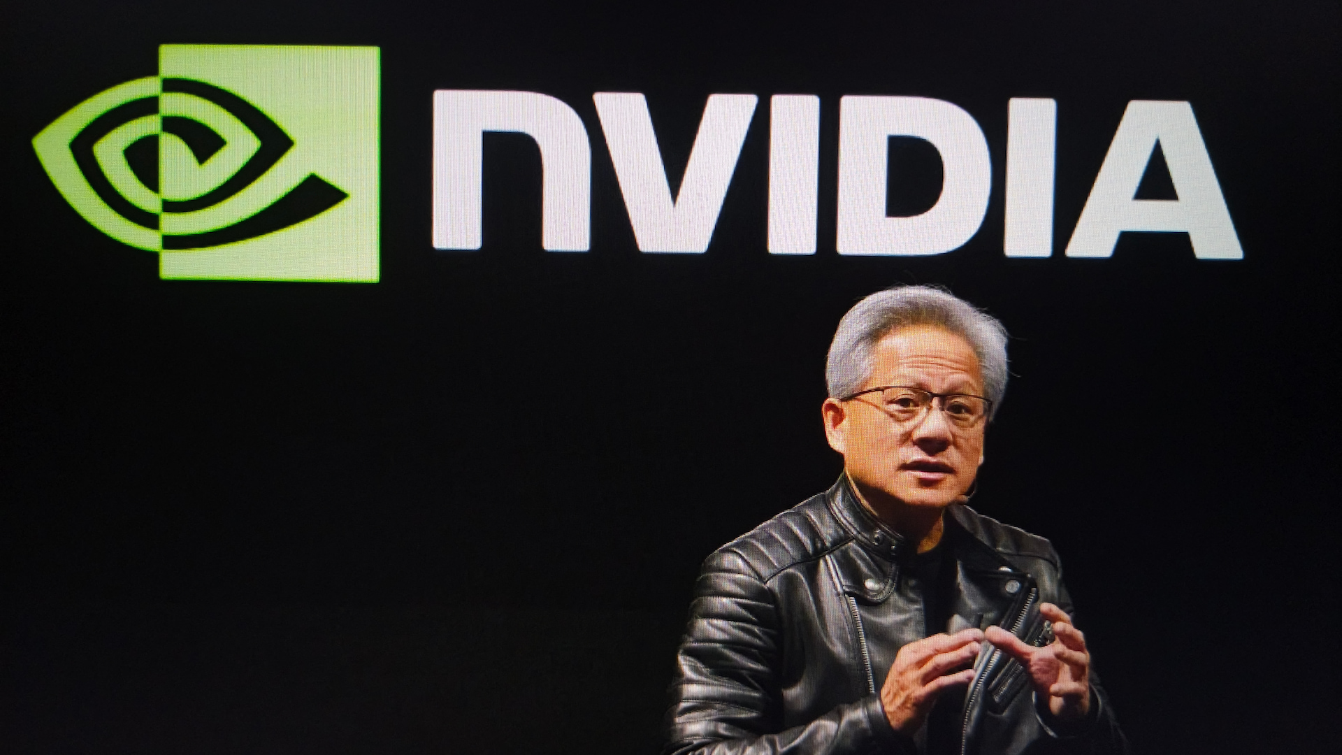 AI 循環融資遭質疑 黃仁勳：投資太少是唯一遺憾