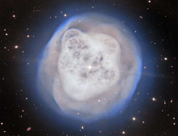 宇宙的發光水晶球！NGC 1514 星雲最新影像揭露「雙星系統」造景祕密