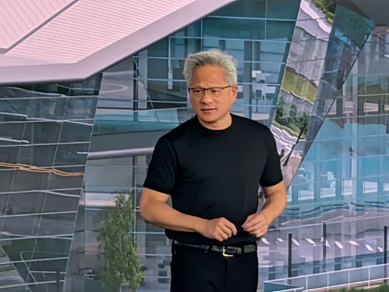 員工大會》黃仁勳強調不學 AI 才會被淘汰，以光速物理極限打造企業標準