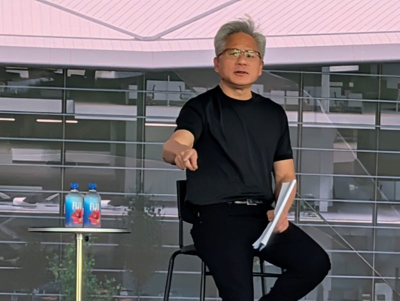 員工大會》輝達在台還要找 3,000 名員工，黃仁勳指同仁考慮其他公司說不通