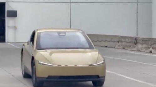 特斯拉自駕車 CyberCab 自己開出工廠找車位