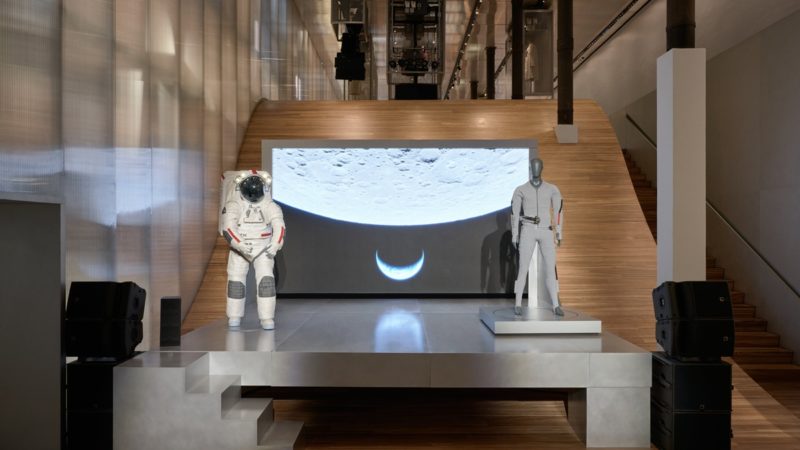 Prada 頂級針織工藝注入太空衣，助陣 NASA 阿提米絲 4 號任務