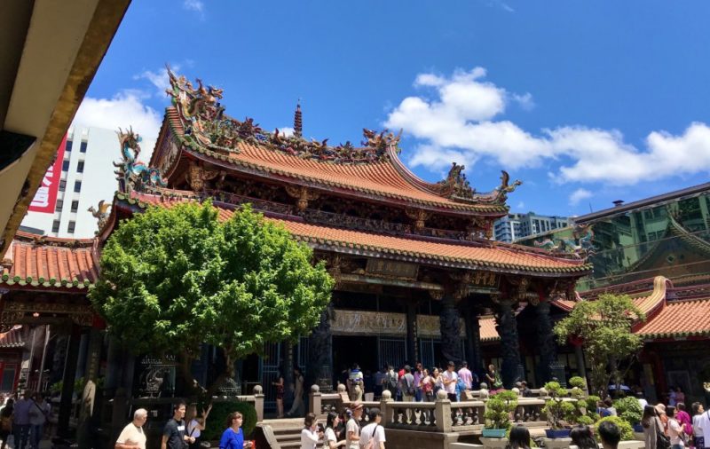 挺過香客流失三成的陣痛期，解析龍山寺耗時四年的「漸進式減香」變革管理