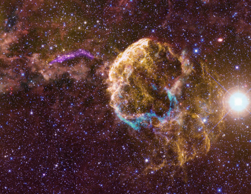 兩顆恆星先後爆炸竟是同一起源，天文學界首次確認「雙重超新星」雙星系統