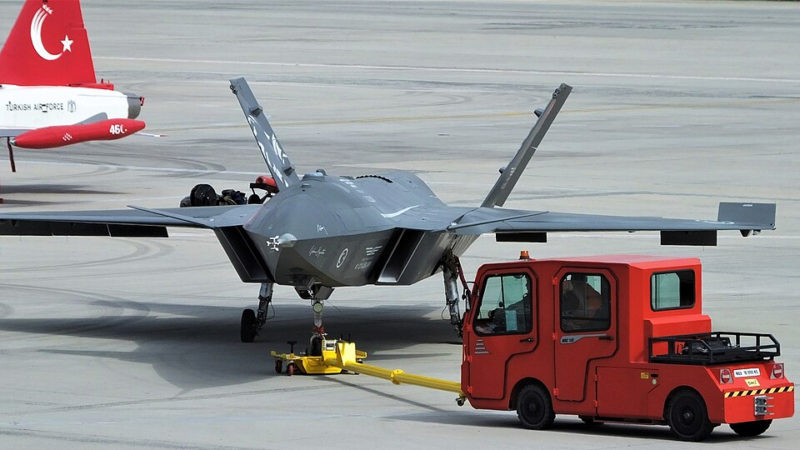 義大利 M-346 搭配土耳其 Kizilelma 無人機首測成功，AI 自主編隊成焦點