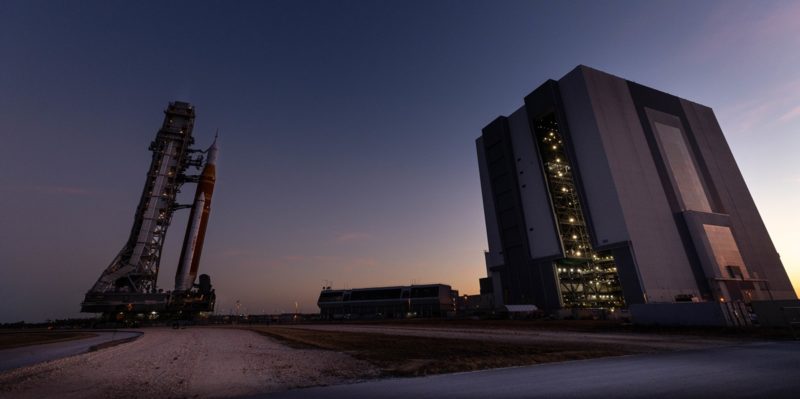 NASA 最新警告：2028 年登月瓶頸不在太空船，而是「阿公級發射場」