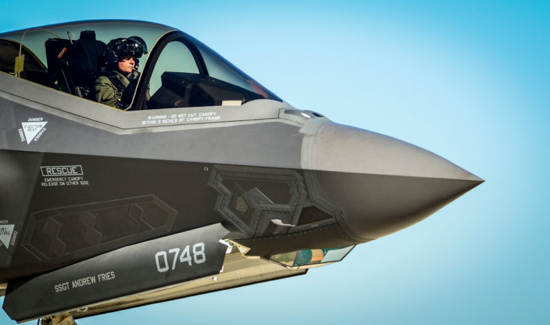 機鼻塞鐵塊交貨，美海軍陸戰隊已接收六架沒有雷達的 F-35
