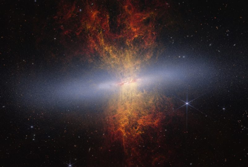 韋伯望遠鏡直擊 10 倍速造星現場，超高解析度解密 M82 雪茄星系 1,650 萬顆恆星