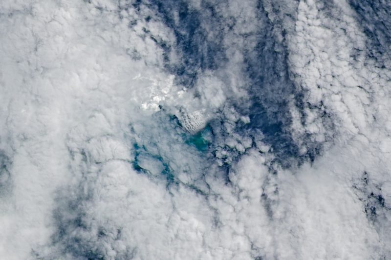 NASA 衛星捕捉罕見地質奇景！俾斯麥海火山噴發，新島嶼有望成形