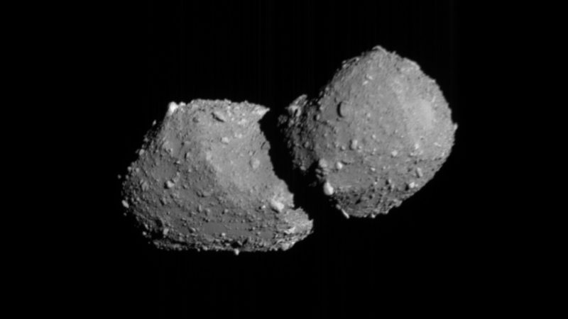 隼鳥二號成功飛掠「鳥船」小行星，一窺花生狀奇特外貌