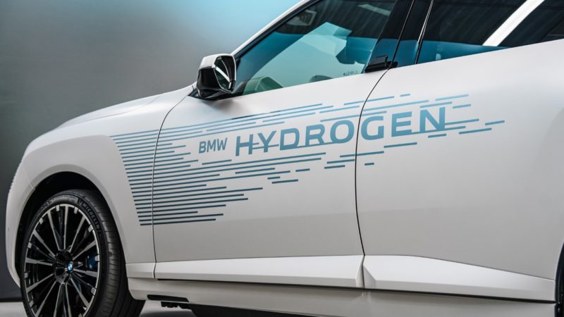 BMW 成了氫能車最堅定的信徒，全新 iX5 也沒缺席
