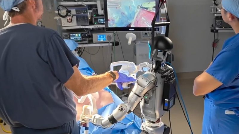 人型機器人首次活體手術成功，遠端操控完成膽囊切除