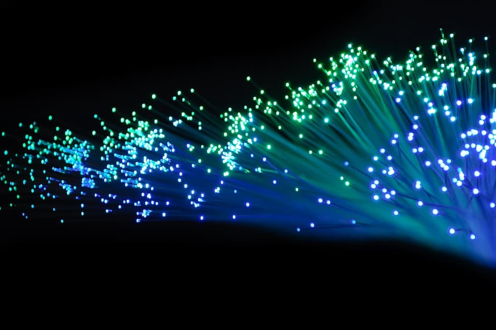康寧拿下 Verizon 光纖 AI 基建大單 光通訊股齊飆