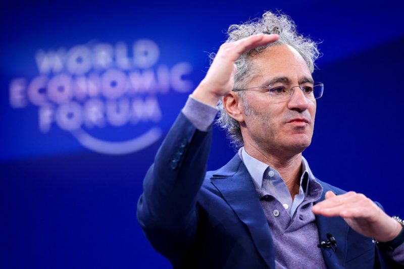 常人僅獲微利，巨頭卻狂賺百倍！Palantir 執行長戳破 AI 產業「人人受益」的美好糖衣