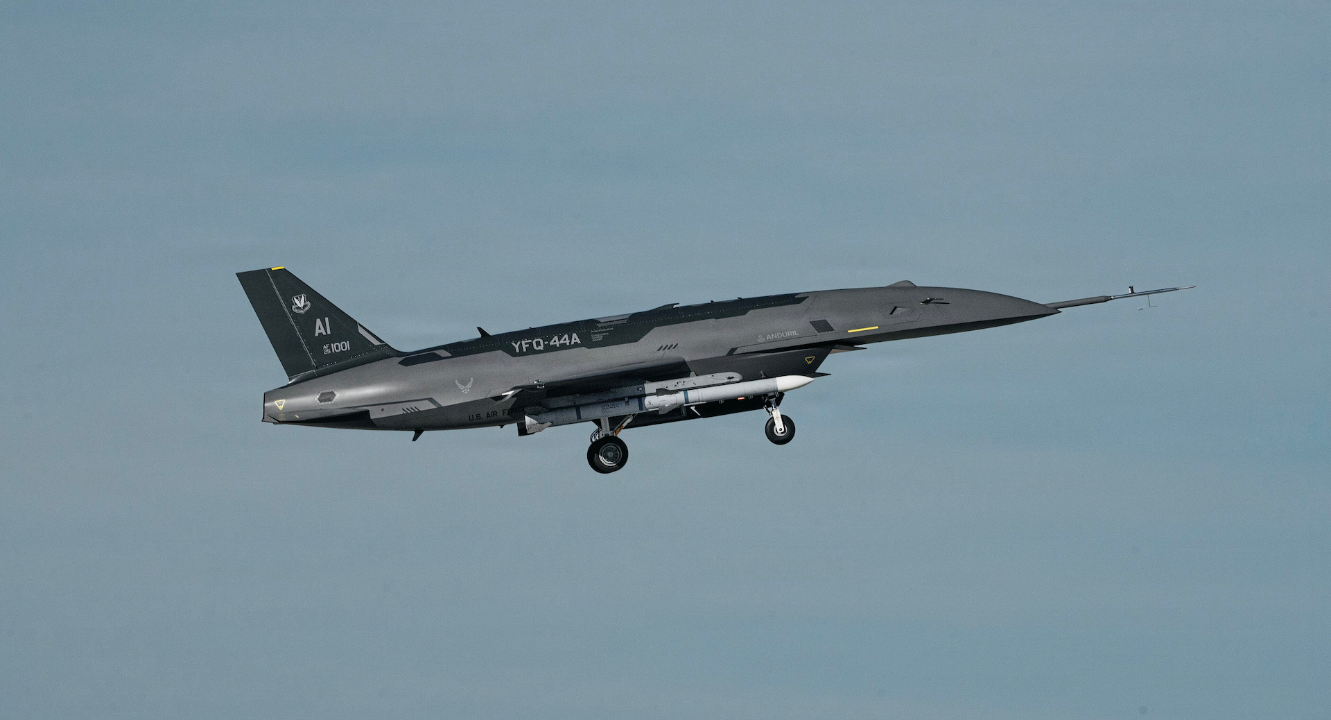 猛禽帶隊,F-22 首度在空中指揮 YFQ-44A 無人僚機