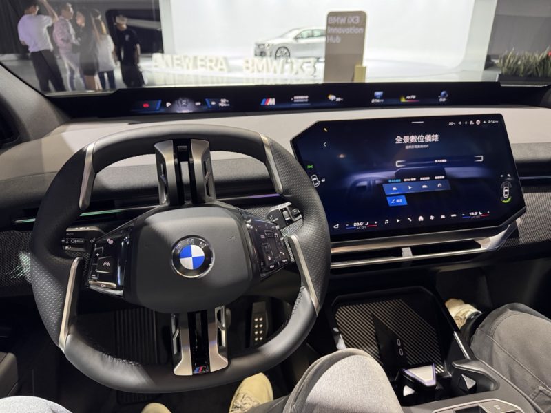 BMW iX3 的汽車科技大哉問：螢幕到底要顯示什麼？