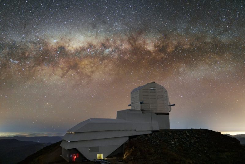 智利安地斯山脈上天文台開始連續拍攝宇宙全景的 10 年任務