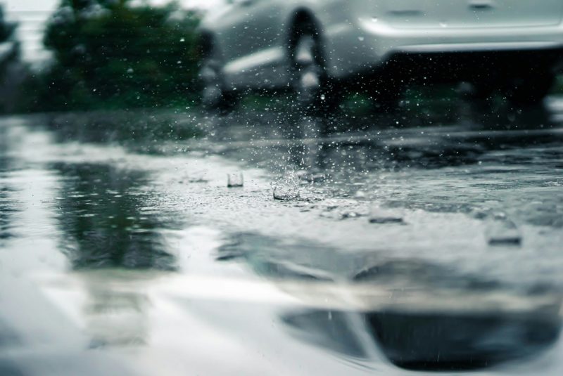 時速 56 公里就可能失控，雨天駕駛必看的 4 個反直覺物理真相