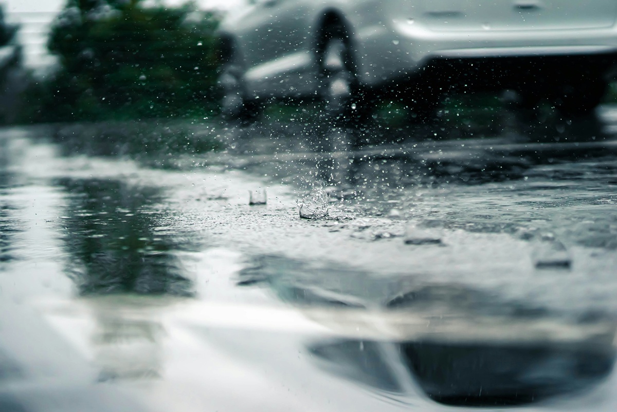 時速 56 公里就可能失控，雨天駕駛必看的 4 個反直覺物理真相