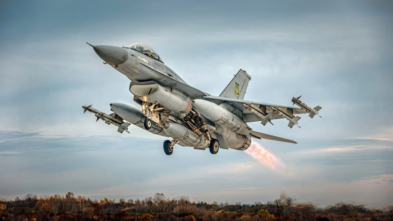 烏克蘭 F-16 扭轉劣勢，首度空戰擊落俄軍 Su-35
