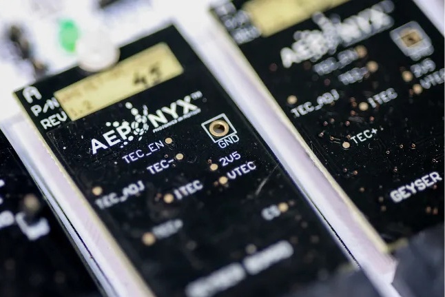 Pasqal 攜手 Aeponyx 創量子運算里程碑，首度以光子晶片成功捕獲單一原子