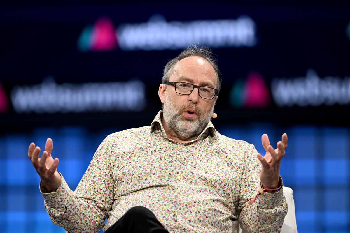 維基百科創辦人 Jimmy Wales：AI 難以複製「信任」，人類查核角色無可取代