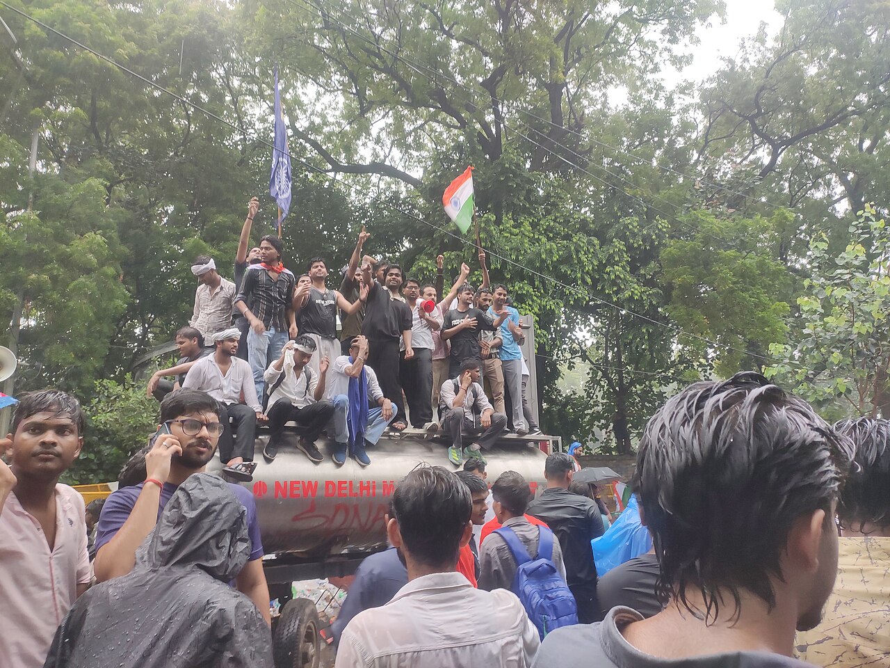 全球屢爆升學考試醜聞抗議潮,反映 AI 數位化及經濟壓力等問題
