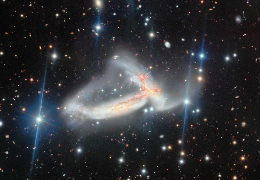NGC 7253 雙星系重力牽引，邁向合併的宇宙之舞