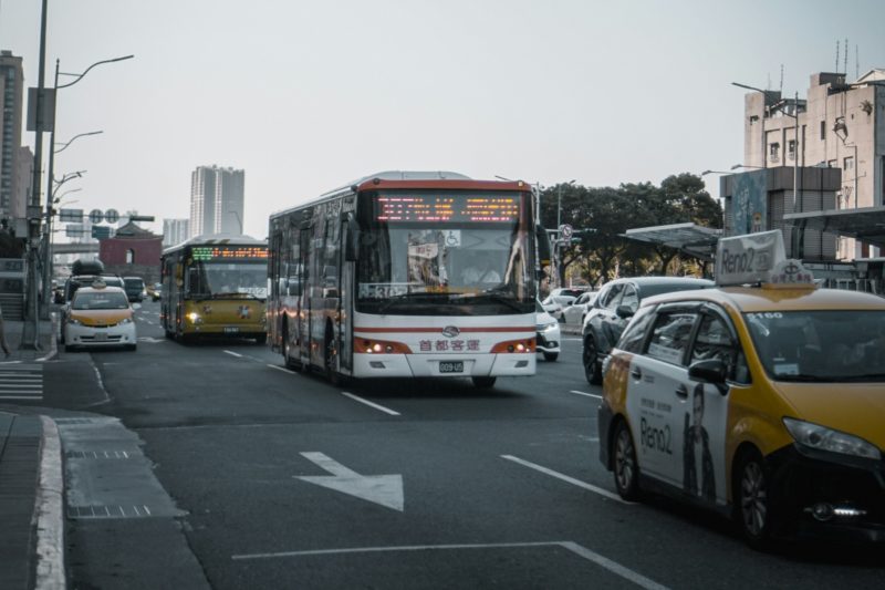 台北「公車王」307 的逆轉術：班次少開、駕駛少跑，營收反而穩坐第一
