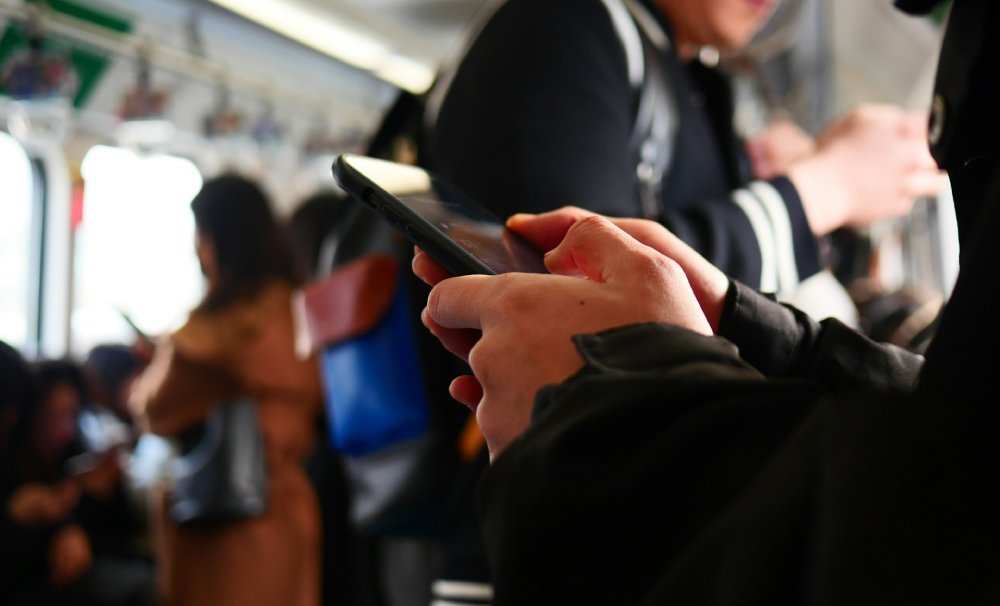 搭車狂刷短影音還不戴耳機，通勤族最痛恨的「擴音公害」為何越來越多