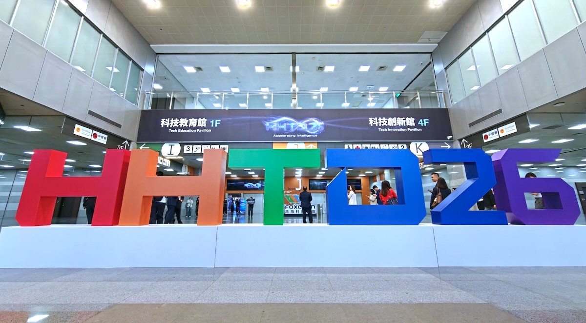 鴻海科技日揭 AI 布局，劉揚偉：不只是組裝代工廠